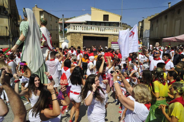 La localidad ribera arrancó sus fiestas este sábado. El alcalde, Valentín García Olcoz, fue el encargado de prender la mecha. Este domingo, a las 9:00 horas, tendrá lugar el primer encierro del Pilón