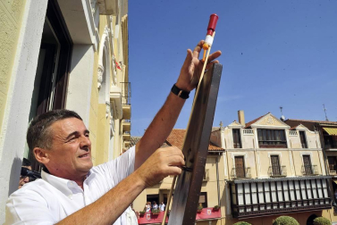 La localidad ribera arrancó sus fiestas este sábado. El alcalde, Valentín García Olcoz, fue el encargado de prender la mecha. Este domingo, a las 9:00 horas, tendrá lugar el primer encierro del Pilón