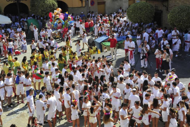La localidad ribera arrancó sus fiestas este sábado. El alcalde, Valentín García Olcoz, fue el encargado de prender la mecha. Este domingo, a las 9:00 horas, tendrá lugar el primer encierro del Pilón