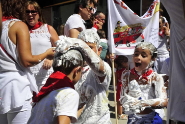 La localidad ribera arrancó sus fiestas este sábado. El alcalde, Valentín García Olcoz, fue el encargado de prender la mecha. Este domingo, a las 9:00 horas, tendrá lugar el primer encierro del Pilón