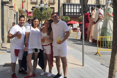 La localidad ribera arrancó sus fiestas este sábado. El alcalde, Valentín García Olcoz, fue el encargado de prender la mecha. Este domingo, a las 9:00 horas, tendrá lugar el primer encierro del Pilón