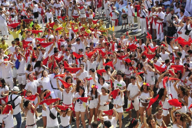 La localidad ribera arrancó sus fiestas este sábado. El alcalde, Valentín García Olcoz, fue el encargado de prender la mecha. Este domingo, a las 9:00 horas, tendrá lugar el primer encierro del Pilón