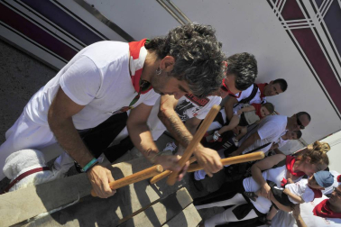 La localidad ribera arrancó sus fiestas este sábado. El alcalde, Valentín García Olcoz, fue el encargado de prender la mecha. Este domingo, a las 9:00 horas, tendrá lugar el primer encierro del Pilón