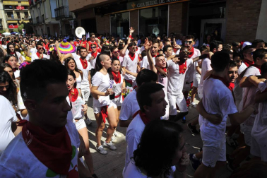 La localidad ribera arrancó sus fiestas este sábado. El alcalde, Valentín García Olcoz, fue el encargado de prender la mecha. Este domingo, a las 9:00 horas, tendrá lugar el primer encierro del Pilón