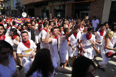 La localidad ribera arrancó sus fiestas este sábado. El alcalde, Valentín García Olcoz, fue el encargado de prender la mecha. Este domingo, a las 9:00 horas, tendrá lugar el primer encierro del Pilón