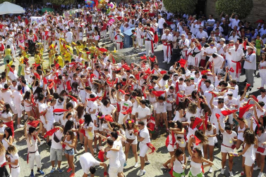 La localidad ribera arrancó sus fiestas este sábado. El alcalde, Valentín García Olcoz, fue el encargado de prender la mecha. Este domingo, a las 9:00 horas, tendrá lugar el primer encierro del Pilón