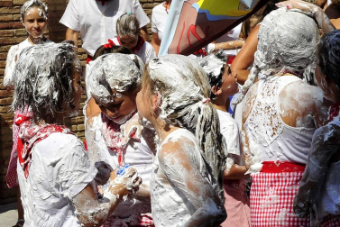 La localidad ribera arrancó sus fiestas este sábado. El alcalde, Valentín García Olcoz, fue el encargado de prender la mecha. Este domingo, a las 9:00 horas, tendrá lugar el primer encierro del Pilón