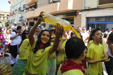 La localidad ribera arrancó sus fiestas este sábado. El alcalde, Valentín García Olcoz, fue el encargado de prender la mecha. Este domingo, a las 9:00 horas, tendrá lugar el primer encierro del Pilón