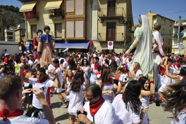 La localidad ribera arrancó sus fiestas este sábado. El alcalde, Valentín García Olcoz, fue el encargado de prender la mecha. Este domingo, a las 9:00 horas, tendrá lugar el primer encierro del Pilón