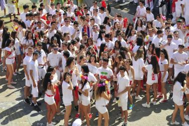 La localidad ribera arrancó sus fiestas este sábado. El alcalde, Valentín García Olcoz, fue el encargado de prender la mecha. Este domingo, a las 9:00 horas, tendrá lugar el primer encierro del Pilón