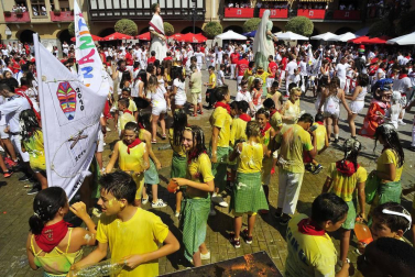 La localidad ribera arrancó sus fiestas este sábado. El alcalde, Valentín García Olcoz, fue el encargado de prender la mecha. Este domingo, a las 9:00 horas, tendrá lugar el primer encierro del Pilón