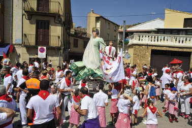 La localidad ribera arrancó sus fiestas este sábado. El alcalde, Valentín García Olcoz, fue el encargado de prender la mecha. Este domingo, a las 9:00 horas, tendrá lugar el primer encierro del Pilón