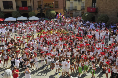 La localidad ribera arrancó sus fiestas este sábado. El alcalde, Valentín García Olcoz, fue el encargado de prender la mecha. Este domingo, a las 9:00 horas, tendrá lugar el primer encierro del Pilón