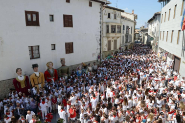 'El ABC que salva vidas', asociación dedicada a la formación ante accidentes cardiopulmonares, y el Colectivo de refugiados de Aoiz, que ha acogido a 42 inmigrantes en la localidad, tiraron ayer el chupinazo que dio inicio a las fiestas de Aoiz