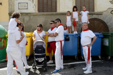 'El ABC que salva vidas', asociación dedicada a la formación ante accidentes cardiopulmonares, y el Colectivo de refugiados de Aoiz, que ha acogido a 42 inmigrantes en la localidad, tiraron ayer el chupinazo que dio inicio a las fiestas de Aoiz