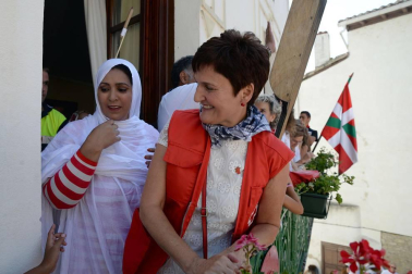 'El ABC que salva vidas', asociación dedicada a la formación ante accidentes cardiopulmonares, y el Colectivo de refugiados de Aoiz, que ha acogido a 42 inmigrantes en la localidad, tiraron ayer el chupinazo que dio inicio a las fiestas de Aoiz