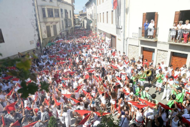 'El ABC que salva vidas', asociación dedicada a la formación ante accidentes cardiopulmonares, y el Colectivo de refugiados de Aoiz, que ha acogido a 42 inmigrantes en la localidad, tiraron ayer el chupinazo que dio inicio a las fiestas de Aoiz