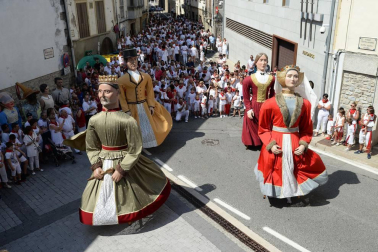 'El ABC que salva vidas', asociación dedicada a la formación ante accidentes cardiopulmonares, y el Colectivo de refugiados de Aoiz, que ha acogido a 42 inmigrantes en la localidad, tiraron ayer el chupinazo que dio inicio a las fiestas de Aoiz