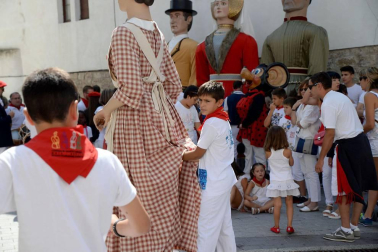 'El ABC que salva vidas', asociación dedicada a la formación ante accidentes cardiopulmonares, y el Colectivo de refugiados de Aoiz, que ha acogido a 42 inmigrantes en la localidad, tiraron ayer el chupinazo que dio inicio a las fiestas de Aoiz