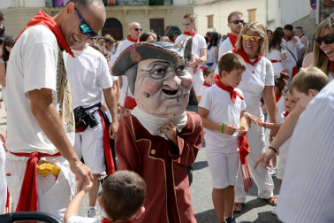 'El ABC que salva vidas', asociación dedicada a la formación ante accidentes cardiopulmonares, y el Colectivo de refugiados de Aoiz, que ha acogido a 42 inmigrantes en la localidad, tiraron ayer el chupinazo que dio inicio a las fiestas de Aoiz