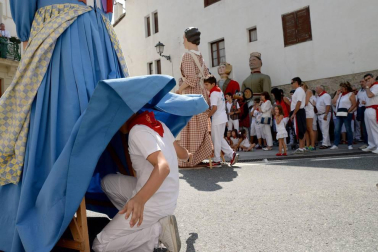 'El ABC que salva vidas', asociación dedicada a la formación ante accidentes cardiopulmonares, y el Colectivo de refugiados de Aoiz, que ha acogido a 42 inmigrantes en la localidad, tiraron ayer el chupinazo que dio inicio a las fiestas de Aoiz
