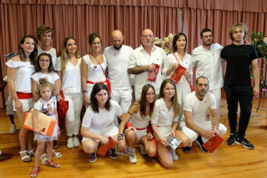 'El ABC que salva vidas', asociación dedicada a la formación ante accidentes cardiopulmonares, y el Colectivo de refugiados de Aoiz, que ha acogido a 42 inmigrantes en la localidad, tiraron ayer el chupinazo que dio inicio a las fiestas de Aoiz