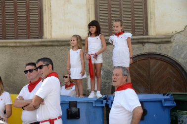 'El ABC que salva vidas', asociación dedicada a la formación ante accidentes cardiopulmonares, y el Colectivo de refugiados de Aoiz, que ha acogido a 42 inmigrantes en la localidad, tiraron ayer el chupinazo que dio inicio a las fiestas de Aoiz