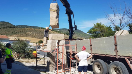 Una estatua en piedra de cinco metros de altura recibe desde este domingo al visitante y contempla a sus vecinos. Obra del artista Félix Zaratiegui para el programa Landarte, es parte además del proyecto Paseo Megalítico alrededor del pueblo