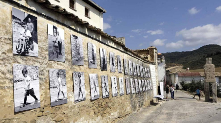 Una estatua en piedra de cinco metros de altura recibe desde este domingo al visitante y contempla a sus vecinos. Obra del artista Félix Zaratiegui para el programa Landarte, es parte además del proyecto Paseo Megalítico alrededor del pueblo