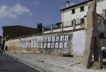 Una estatua en piedra de cinco metros de altura recibe desde este domingo al visitante y contempla a sus vecinos. Obra del artista Félix Zaratiegui para el programa Landarte, es parte además del proyecto Paseo Megalítico alrededor del pueblo