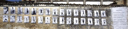 Una estatua en piedra de cinco metros de altura recibe desde este domingo al visitante y contempla a sus vecinos. Obra del artista Félix Zaratiegui para el programa Landarte, es parte además del proyecto Paseo Megalítico alrededor del pueblo