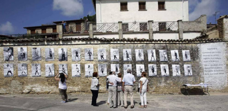 Una estatua en piedra de cinco metros de altura recibe desde este domingo al visitante y contempla a sus vecinos. Obra del artista Félix Zaratiegui para el programa Landarte, es parte además del proyecto Paseo Megalítico alrededor del pueblo