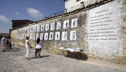 Una estatua en piedra de cinco metros de altura recibe desde este domingo al visitante y contempla a sus vecinos. Obra del artista Félix Zaratiegui para el programa Landarte, es parte además del proyecto Paseo Megalítico alrededor del pueblo