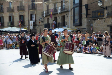 Olite se engalana por su feria medieval