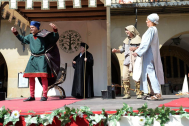 Olite se engalana por su feria medieval