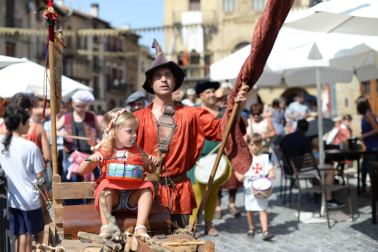 Olite se engalana por su feria medieval