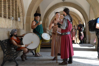 Olite se engalana por su feria medieval