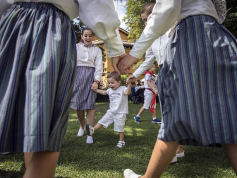 La localidad celebró el día grande de sus fiestas este domingo. Una jornada en la que la procesión al santo y la misa solemne estuvieron en el centro. Después de la eucaristía, tuvo lugar el almuerzo popular y un espectáculo de dantzas