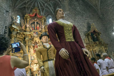 La localidad celebró el día grande de sus fiestas este domingo. Una jornada en la que la procesión al santo y la misa solemne estuvieron en el centro. Después de la eucaristía, tuvo lugar el almuerzo popular y un espectáculo de dantzas
