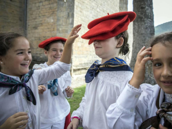 La localidad celebró el día grande de sus fiestas este domingo. Una jornada en la que la procesión al santo y la misa solemne estuvieron en el centro. Después de la eucaristía, tuvo lugar el almuerzo popular y un espectáculo de dantzas