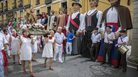 La localidad celebró el día grande de sus fiestas este domingo. Una jornada en la que la procesión al santo y la misa solemne estuvieron en el centro. Después de la eucaristía, tuvo lugar el almuerzo popular y un espectáculo de dantzas