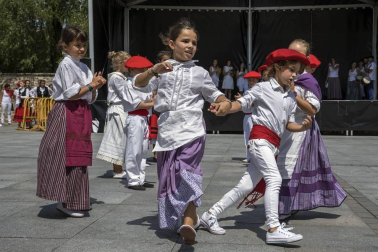 La localidad celebró el día grande de sus fiestas este domingo. Una jornada en la que la procesión al santo y la misa solemne estuvieron en el centro. Después de la eucaristía, tuvo lugar el almuerzo popular y un espectáculo de dantzas