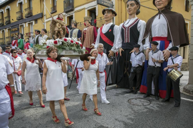 La localidad celebró el día grande de sus fiestas este domingo. Una jornada en la que la procesión al santo y la misa solemne estuvieron en el centro. Después de la eucaristía, tuvo lugar el almuerzo popular y un espectáculo de dantzas