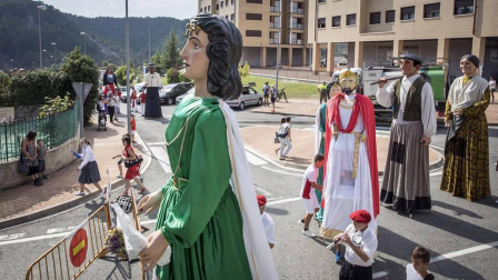 La localidad celebró el día grande de sus fiestas este domingo. Una jornada en la que la procesión al santo y la misa solemne estuvieron en el centro. Después de la eucaristía, tuvo lugar el almuerzo popular y un espectáculo de dantzas