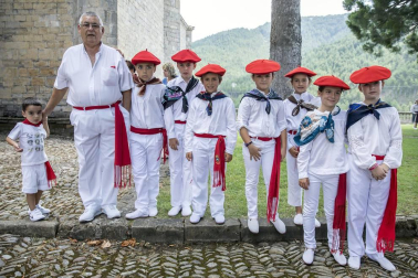 La localidad celebró el día grande de sus fiestas este domingo. Una jornada en la que la procesión al santo y la misa solemne estuvieron en el centro. Después de la eucaristía, tuvo lugar el almuerzo popular y un espectáculo de dantzas