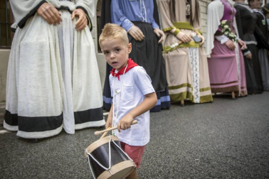 La localidad celebró el día grande de sus fiestas este domingo. Una jornada en la que la procesión al santo y la misa solemne estuvieron en el centro. Después de la eucaristía, tuvo lugar el almuerzo popular y un espectáculo de dantzas