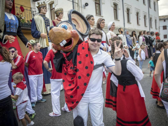 La localidad celebró el día grande de sus fiestas este domingo. Una jornada en la que la procesión al santo y la misa solemne estuvieron en el centro. Después de la eucaristía, tuvo lugar el almuerzo popular y un espectáculo de dantzas