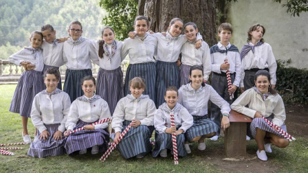 La localidad celebró el día grande de sus fiestas este domingo. Una jornada en la que la procesión al santo y la misa solemne estuvieron en el centro. Después de la eucaristía, tuvo lugar el almuerzo popular y un espectáculo de dantzas