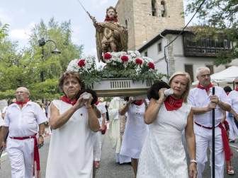La localidad celebró el día grande de sus fiestas este domingo. Una jornada en la que la procesión al santo y la misa solemne estuvieron en el centro. Después de la eucaristía, tuvo lugar el almuerzo popular y un espectáculo de dantzas