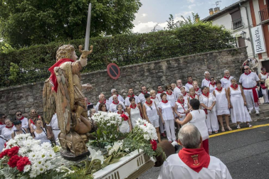 La localidad celebró el día grande de sus fiestas este domingo. Una jornada en la que la procesión al santo y la misa solemne estuvieron en el centro. Después de la eucaristía, tuvo lugar el almuerzo popular y un espectáculo de dantzas